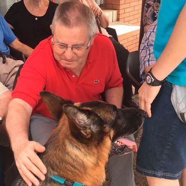 Centre per a Gent Gran Orblanc hombre acariciando perro