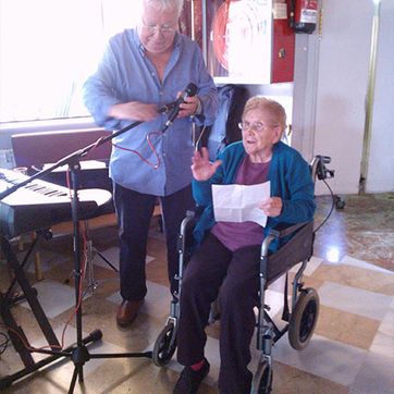 Centre per a Gent Gran Orblanc mujer cantando